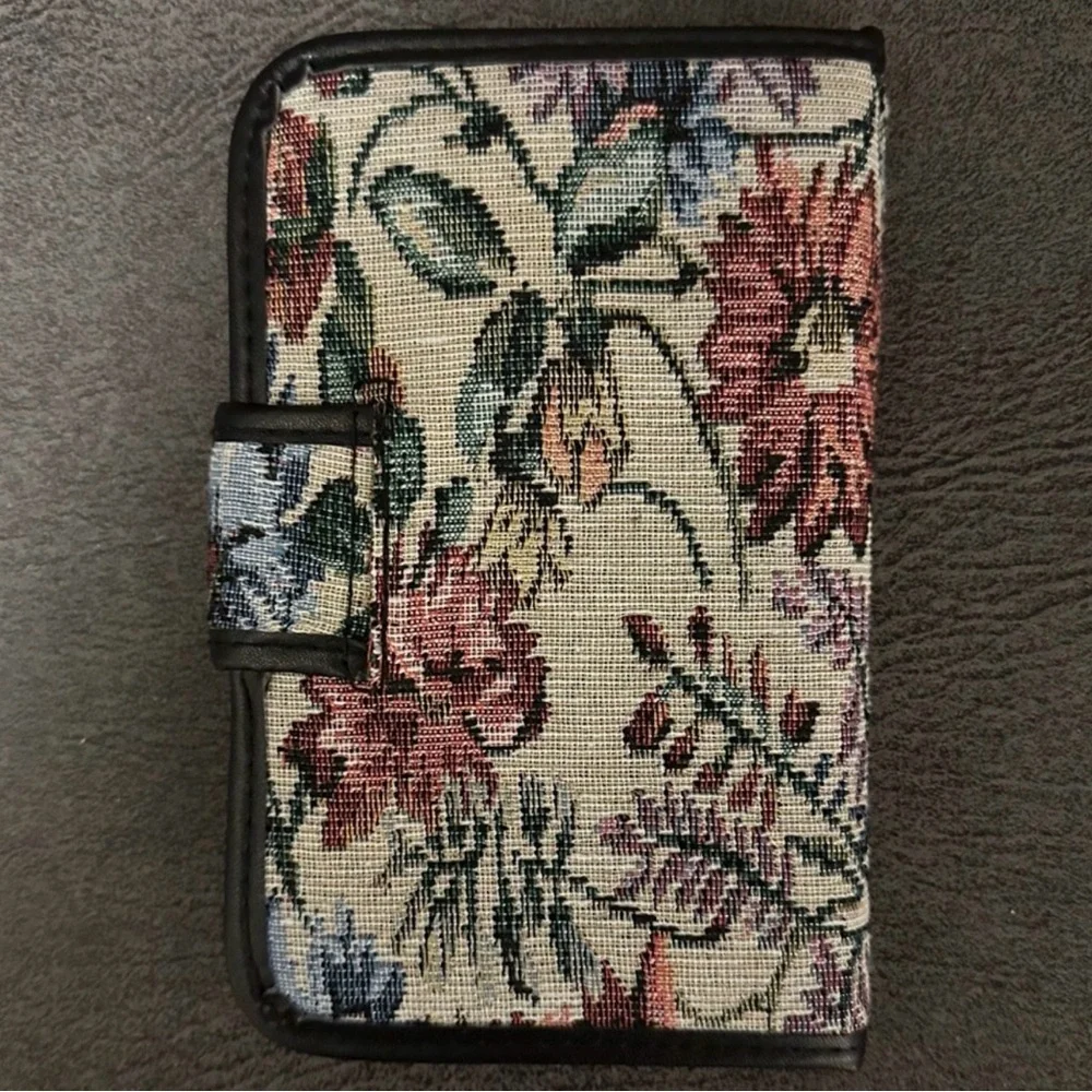 🌺 NWT 🌼 Floral Tapestry Wallet Organizer in Cream and Blue 7-Day